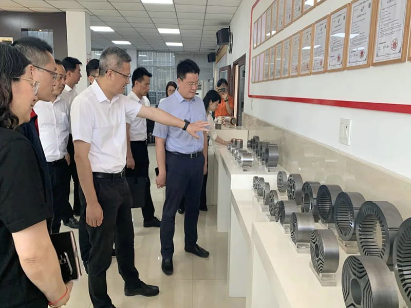 Sekretær Xu Jianyi dro til Changle Town for å utføre bedriftsserviceaktiviteter og besøkte Zhejiang Jufeng Co., Ltd. og andre foretak