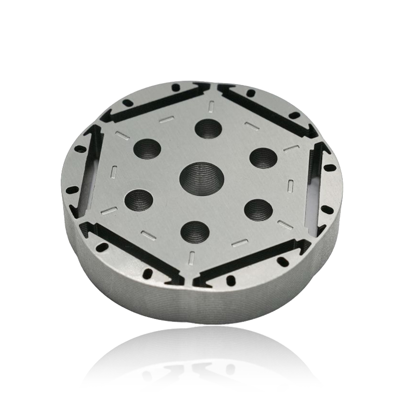 Hvordan påvirker en bilmotorstatorkjernedesign den elektromagnetiske interferensen som sendes ut av motoren?