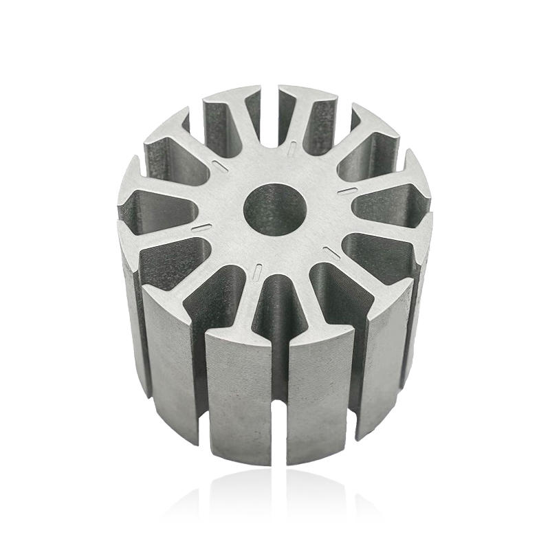 Hvordan bidrar vannpumpemotorens stator og rotorkjerne til dreiemomentstabilitet og jevn oppstartsytelse for vannpumpemotoren?