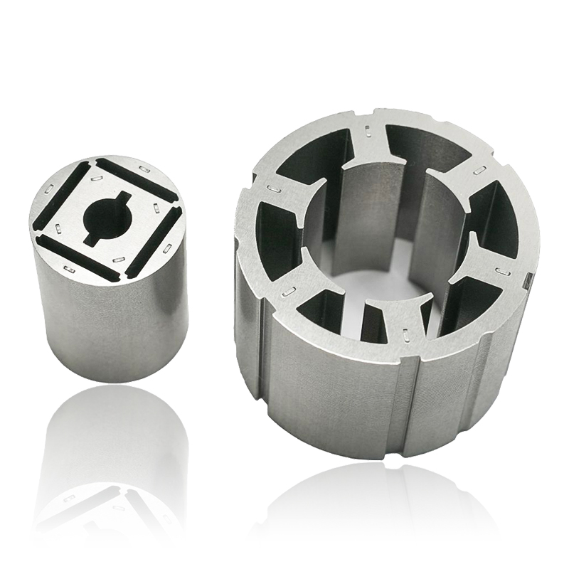 Hvordan påvirker lamineringstykkelsen i bilmotorstator- og rotorkjerner virvelstrømstap og termisk ytelse?