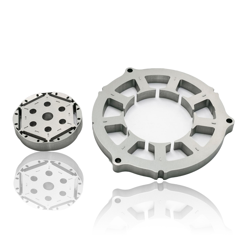 Hvordan påvirker tykkelsen og stablefaktoren til lamineringer i en motorstatorkjerne energieffektivitet, virvelstrømstap og driftsstøynivåer?